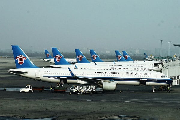 Отмена рейсов China Southern Airlines в Москву затронет 15-17 тысяч путешественников  Авиакомпания China Southern Airlines отменила рейсы из Пекина в Москву с конца января по неизвестным причинам, ситуация может затронуть планы на путешествия порядка 15-17 тысяч пассажиров. Об этом сообщает "Интерфакс" со ссылкой на Ассоциацию туроператоров России  АТОР .  "Отмена рейсов China Southern Airlines с 20 января по 30 марта коснулась только одного маршрута, у других авиакомпаний перелеты между Россией и КНР сохраняются. На данный момент речь, судя по всему, идет только о временной приостановке полетов по одному из четырех заявленных в расписании авиакомпании маршрутов в Россию. Однако с учетом вместимости самолетов и регулярности рейсов, отмена может влиять на планы 15-17 тысяч человек. Речь обо всех пассажирах, летящих со всеми целями  не только россияне и не только туризм ", – сказали в АТОР.  aviaru.net/n279481