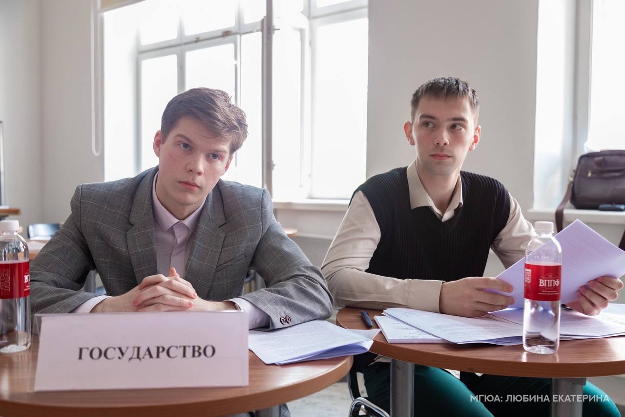 Всероссийский публично-правовой форум завершился в МГЮА 16–17 мая в Университете имени О.Е. Кутафина МГЮА состоялся Всероссийский публично-правовой форум, объединивший экспертов, ученых и практиков для обсуждения актуальных вопросов права в условиях современных вызовов. В рамках Форума прошли 13 круглых столов, Модель Конституционного Суда, панельные дискуссии и инновационный формат «Бенефитон», в рамках которого команды искали оптимальные решения проблемы дробления бизнеса как способа уклонения от налогов. Каждая секция стала площадкой для содержательных дискуссий, где участники обменивались опытом, анализировали правовые коллизии и предлагали пути совершенствования законодательства. Муткорты представляли собой моделирование реальных судебных процессов, в рамках которых участники представили себя сторонами в процессе. Написание фабулы, оценка подготовленных меморандумов и выступлений сторон было осуществлено специалистами-приглашенными гостями Форума из числа судей, известных адвокатов и представителей участников судебного процесса. Форум позволил не только углубить научные знания, но и сформировать практико-ориентированные подходы к решению сложных вопросов публичного права. Итогом работы стали рекомендации по развитию правового регулирования в условиях глобальных изменений, которые будут направлены в заинтересованные ведомства