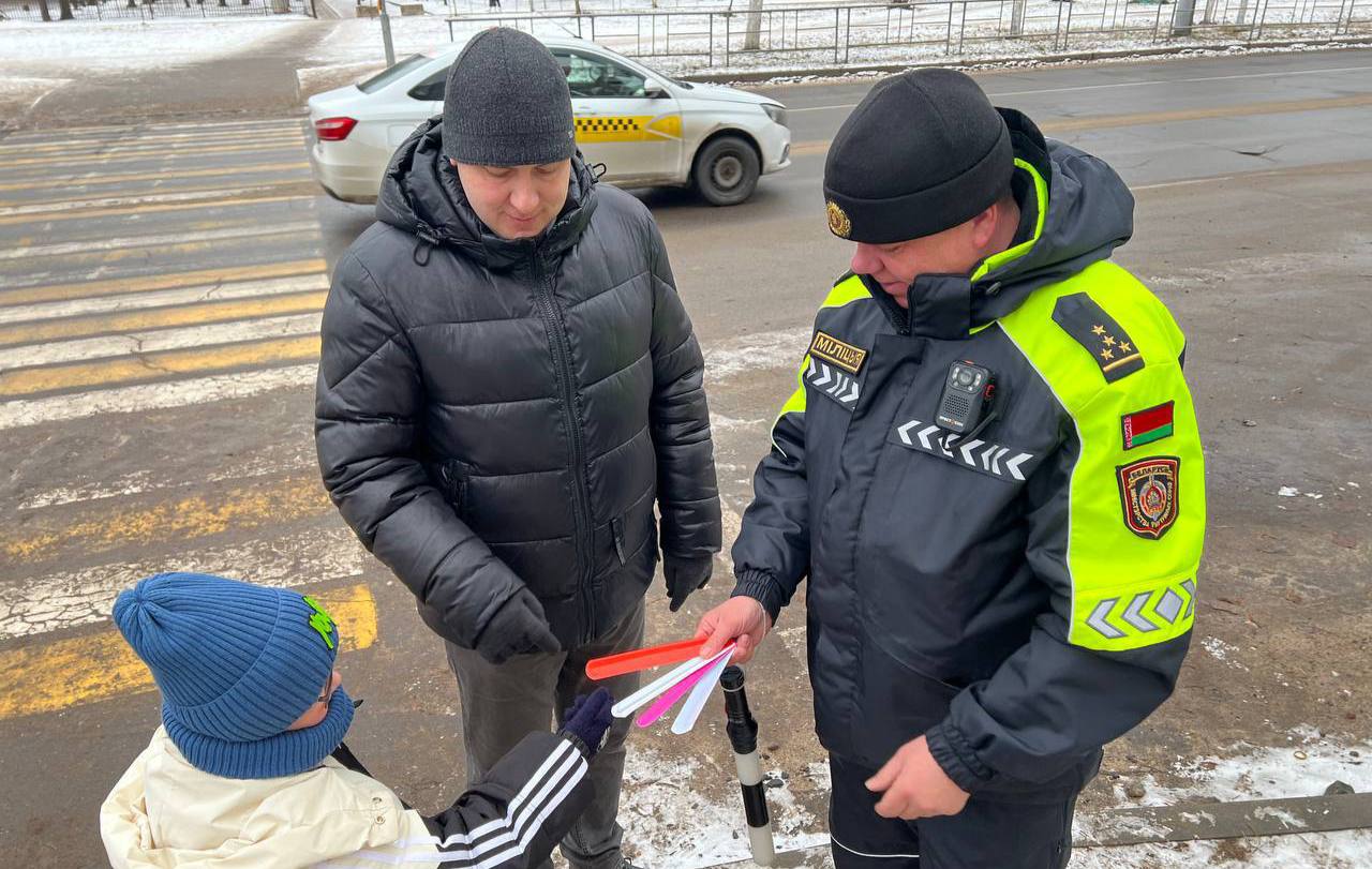 Безопасные каникулы стартуют завтра в Крупском районе Зимние каникулы еще не начались а Госавтоинспекторы уже объявили акцию Ведь в предновогоднее время дети чаще бывают на улице а родители за рулем и безопасность на дороге становится особенно важной С 18 декабря по 15 января ГАИ Борисовского региона проводит акцию Безопасные каникулы Ее главная задача уберечь детей от аварий Основные причины ДТП с их участием невнимательность и отсутствие контроля со стороны взрослых Под особым контролем стражей дорог водители отвечающие за безопасность перевозки своих пассажиров отметили в Госавтоинспекции Борисовского РУВД Водителям важно помнить за нарушение правил перевозки детей грозит штраф до 4 базовых величин Несколько простых но важных правил по безопасности на дорогах Перевозите детей только пристёгнутыми а малышей в автокреслах Объясните ребёнку у дороги нельзя отвлекаться на телефон или наушники Переходя улицу крепко держите ребёнка не просто за руку а за запястье Для катания на тюбингах и санках все еще может быть выбирайте безопасные оборудованные места Подавайте детям правильный пример своим поведением на дороге Пусть каникулы будут весёлыми и безопасными Крупки Новости в Instagram ТikTok