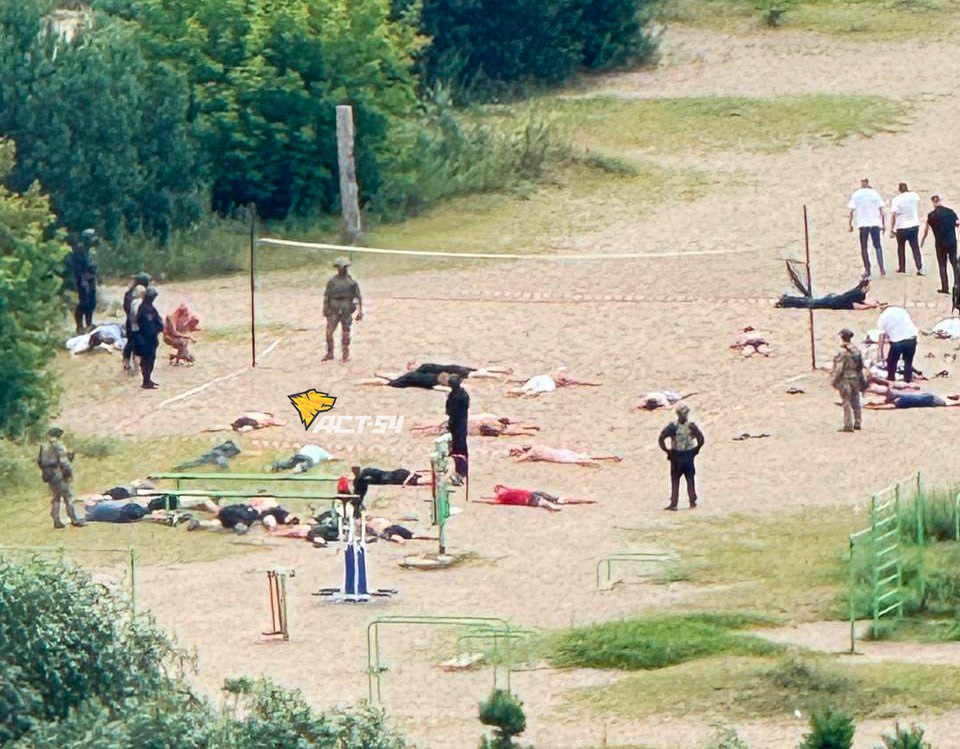 Силовики уложили «волейболистов» на пляже в Новосибирске. Местные журналисты утверждают, что там проходил турнир в честь лидера ОПГ Трунова   Задержания людей прошли на пляже около котлована на Юго-Западном жилмассиве в Новосибирске. Очевидцы рассказывают о звуках стрельбы и говорят, что было страшно.   Кадры с места событий выложил «АСТ-54 Black». В паблике пишут, что незадолго до приезда силовиков слышали звуки, похожие на выстрелы. На обнародованном видео женский голос рассказывает о стрельбе из «ружья», в комментариях под постом тоже есть сообщение о стрельбе. На кадрах ходят люди в форме, а на песке лежат полураздетые люди.  В паблике есть комментарий МВД: «Сотрудниками уголовного розыска полиции Новосибирской области при силовой поддержке бойцов регионального Управления Росгвардии проведён комплекс оперативно-розыскных мероприятий. С целью отработки оперативной информации в полицию доставлено 28 человек, проводится проверка».  Сайт НГС пишет со ссылкой на источник, что оперативные действия проводили на волейбольном турнире, который проводился в честь дня рождения осужденного на длительный срок лидера ОПГ Александра Трунова. Предполагается, что задержания связаны с финансовыми преступлениями.     Александр Трунов получил 22 года за создание ОПГ «Труновские», которая действовала в Новосибирске с 1990-х годов. Трунова задержали в 2009-м. Сам Трунов был признан виновным в создании и руководстве преступным сообществом, создании и руководстве бандой, незаконном обороте огнестрельного оружия и боеприпасов, убийстве нескольких человек и покушении на убийство двух, умышленном причинении тяжкого вреда, вымогательстве и так далее. По делу о причастности к ОПГ были также осуждены экс-советник администрации Новосибирской области Александр Солодкин-старшего, его сын, бывший вице-мэр Новосибирска Александр Солодкин и экс-замначальник областного УФСКН Андрей Андреев.   Фото, видео:    Подписаться  Прислать новость  Помочь бустами