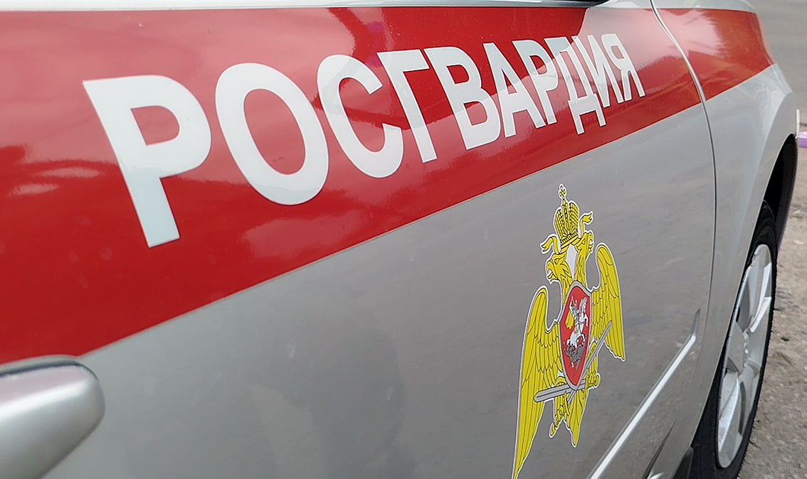 Выпавшей из окна девушке оказали первую помощь росгвардейцы в Запорожской области В Мелитополе сотрудники Росгвардии оказали первую помощь выпавшей с из окна многоквартирного дома местной жительнице и передали ее прибывшим медикам. Сотрудники вневедомственной охраны Росгвардии стали свидетелями падения 19-летней девушки из окна четвертого этажа многоквартирного дома, сразу вызвали на место бригаду скорой и до ее прибытия оказывали пострадавшей первую помощь. В результате падения она получила травмы и была госпитализирована в лечебное учреждение. Грамотные действия росгвардейцев позволили избежать более тяжких последствий для здоровья девушки. Обстоятельства несчастного случая устанавливаются. !