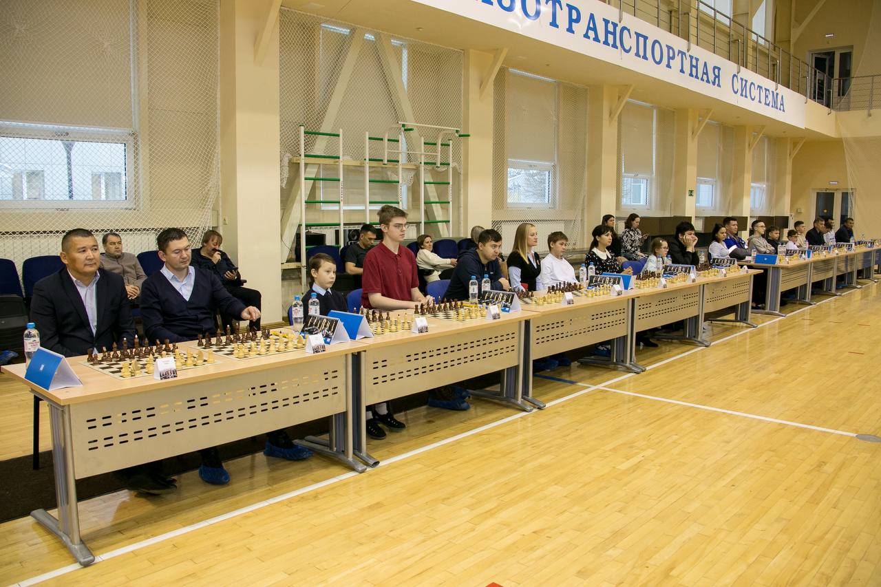 Сегодня в СОК «Витязь» Инженерно-технического центра Общества при поддержке ОППО «Газпром трансгаз Уфа профсоюз» состоялся сеанс одновременной игры в шахматы. Первая такая игра состоялась в январе этого года.  Сеансерами выступили ведущие шахматисты Республики Башкортостан: мастера ФИДЕ Ринат Фахретдинов, Ильдар Идрисов, Роза Идрисова, чемпионка мира по шахбоксу среди женщин Дилара Хатмуллина и трехкратная чемпионка РБ среди девушек Арина Иванова.   Сразиться с профессионалами решили работники и ветераны филиалов, Администрации ООО «Газпром трансгаз Уфа» и члены их семей.  Председатель профсоюзной организации Общества Максим Свияжский поприветствовал участников мероприятия и пожелал успешной и интересной игры.  Подробнее