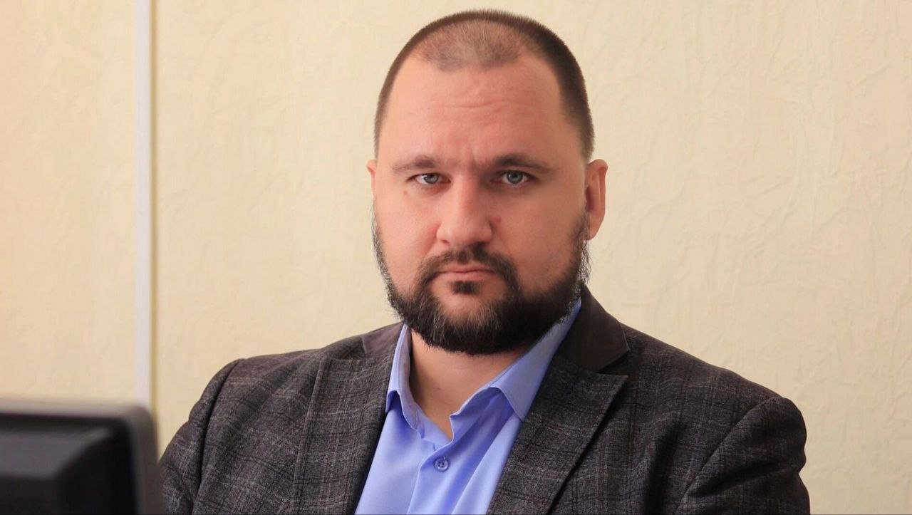 В Красноярске назначен исполняющий обязанности главы Центрального района Согласно информации опубликованной на сайте мэрии эту должность занял Станислав Поташков До назначения Поташков работал начальником отдела правового и жилищного обеспечения администрации Центрального района а в январе 2025 года стал заместителем руководителя районной администрации Ранее район возглавлял Максим Орешников он занимал эту должность с октября 2024 года В октябре 2025 года стало известно что он подал в отставку По данным СМИ это решение могло быть связано со сменой его должности красноярск kras 24