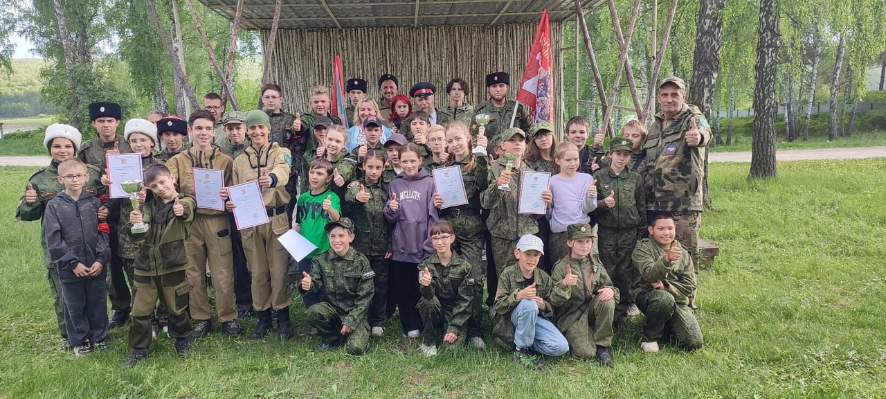 В Кузбассе состоялся региональный этап Всероссийской военно-спортивной игры «Казачий сполох» Он прошёл в Яшкинском округе в музее-заповеднике «Томская Писаница» в рамках фестиваля казачьей культуры «Кузнецкая вольница», на который съехались около 800 представителей казачьих сообществ, военно-патриотических клубов и центров казачьей культуры из Кузбасса, Новосибирской и Томской областей, а также воспитанники казачьих кадетских классов из Кемерова, Новокузнецка и Ленинска-Кузнецкого. В рамках соревнований участники проходили «Полосу разведчика» и состязались в «Казачьем триатлоне»: преодолевали полосу препятствий, стреляли по мишеням из пневматической винтовки, рубили лозу казачьей шашкой, выполняли задания по оказанию первой медицинской помощи, бежали «Казачью версту». Победителями в общекомандном зачёте стали: Первое место — кемеровский Казачий военно-патриотический клуб «Наследие», Второе место — новокузнецкий лицей № 76, Третье место — кемеровская школа № 46 имени М.И. Найдова. Также для участников и гостей фестиваля прошли мастер-классы по владению шашкой и нагайкой, дегустация казачьей кухни, концерт фольклорных ансамблей. Центр военно-спортивной подготовки и патриотического воспитания «Воин» организовал выставку вооружения и снаряжения современной российской армии, включая легендарные БПЛА и современные средства обучения тактической медицине.