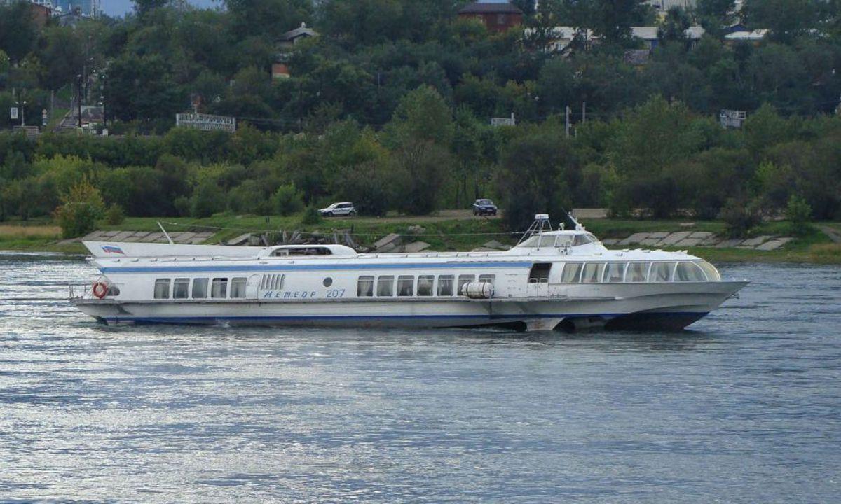 Из-за отмены рейсов «метеоров» в Братск и Балаганск жители отдаленных сел не смогут добираться до большой земли Жители отдаленных сел на Ангаре жалуются на отмену пассажирских катеров «Метеор». Восточно-сибирское речное пароходство официально сообщило о закрытии направления и вернуло деньги за ранее купленные билеты. Одна из жительниц Иркутска, Алена, рассказала, что ее родители живут в поселке Прибойный. До Братска на машине — 270 км, почти половина пути — бездорожье. «Лишить их "метеора" — это значит лишить всех основных потребностей: получение мед помощи, доступа к лекарствам единственную аптеку этой зимой в поселке закрыли , мы — дети и внуки — не сможем приехать к родным в гости, так как не у всех есть машина. Да и не всегда на обычном авто можно добраться, дорога просто в ужасном состоянии, постоянно разбита лесовозами», — рассказала Алена. На реке Ангара расположено несколько отдаленных поселений. Летом «Метеоры», по словам местных жителей, единственный способ добраться до магазинов, поликлиник, больниц и аптек. Зимой же селяне добираются по льду, рискуя провалиться. — мы пишем о жизни сибирской глубинки для вас и благодаря вам