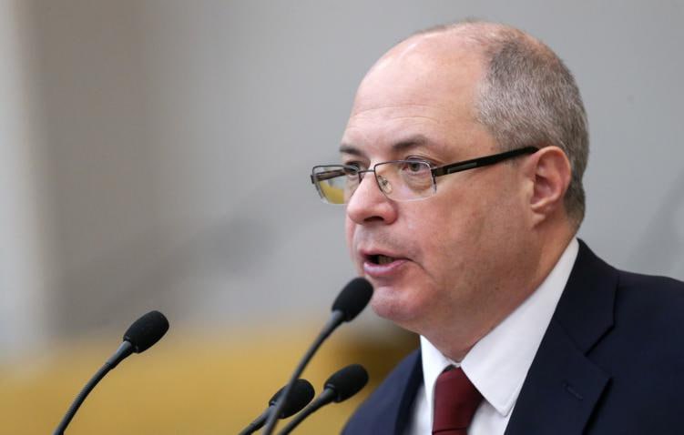 Депутат Гаврилов предложил упростить выход на досрочную пенсию за стаж 15 ноября ТАСС Реализация права выйти на пенсию на 2 года раньше при наличии повышенного стажа для граждан должна быть обеспечена необходимыми подзаконными актами периоды стажа учитываемого для реализации такого права должны быть расширены Такое мнение высказал ТАСС председатель комитета Госдумы по вопросам собственности земельным и имущественным отношениям член Национального финансового совета Сергей Гаврилов фракция КПРФ В апреле 2024 года в правила подсчета страхового стажа постановлением правительства были внесены изменения уточнившие порядок учета отдельных периодов трудовой и иной деятельности при назначении досрочной пенсии по длительному стажу Теперь для граждан применение прежнего порядка временно фактически приостановлено что требует дополнительного нормативного урегулирования подчеркнул он Речь идет о праве выйти на пенсию на 2 года раньше при наличии повышенного стажа 42 года для мужчин и 37 лет для женщин пояснил депутат Ранее для такого стажа засчитывались периоды трудовой деятельности до вступления в силу закона о страховых пенсиях он вступил в силу с 1 января 2015 г если человек мог подтвердить их документально рассказал Гаврилов Сейчас на основании постановления правительства пенсионные органы перестали учитывать эти периоды а заявления граждан начали оставлять без рассмотрения констатировал парламентарий Так фактически многие предпенсионеры не имеют возможности оформить пенсию на льготных условиях которые предусмотрены законом указал Гаврилов Вместе с тем фактически ранее такое право уже действовало по нему часть граждан успела выйти на пенсию а для остальных возможность воспользоваться этим правом оказалась приостановлена актом подзаконного уровня отметил он Возникает и процессуальная проблема пока действует измененная редакция правил подать иск в суд невозможно поскольку отсутствует материальная норма на которую можно опереться при обосновании требований подчеркнул Гаврилов Правовая коллизия Юридически проблема заключается в соотношении между федеральным законом и подзаконными актами закон гарантирует право на досрочный выход при длительном стаже но порядок его реализации на подзаконном уровне фактически изменил суть этой нормы считает депутат Для восстановления баланса требуется уточнение правил подсчета с учетом действующего закона и возврат возможности включать периоды работы подтвержденные документально даже если они приходятся на время до принятия закона полагает он Решить этот вопрос целесообразно в силу того что многие граждане рассчитывали на этот вид пенсии как на часть итога трудовой биографии возврат к прежней логике подсчета не потребует существенных бюджетных расходов но позволит улучшить пенсионную систему отметил Сергей Гаврилов