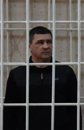 Суд приговорил экс начальника отделения Читинского филиала Росгранстрой на пункте пропуска Забайкальск Евгения Солодкого к 15 годам колонии строгого режима Солодкого признали виновным по статьям Превышение должностных полномочий и Получение взятки В 2023 году он сдавал в аренду свой грузовик подрядчику за 85 тысяч рублей в месяц выплаты по этому договору в сумме были 1 3 млн рублей В 2022 году он отдал в аренду часть ведомственного гаража другому подрядчику за 15 тысяч в месяц и получил 495 тысяч рублей Все деньги переводили на его личную карту Руководители подрядчиков заявили в показаниях что приняли предложения об аренде потому что зависели от Солодкого   Суд обязал Солодкого выплатить штраф в размере тридцатикратной суммы взятки 39 1 млн рублей запретил ему в течение 13 лет занимать должности связанные с организационно распорядительными или административно хозяйственными функциями при госзакупках и конфисковал арестованное имущество в пользу государства По данным Забайкальского районного суда Подписаться