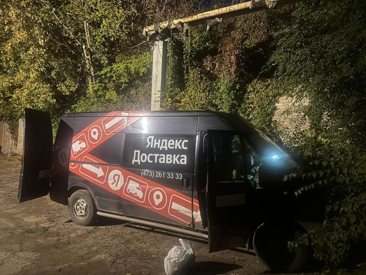 Более 30 тонн мяса изъяли воронежские правоохранители у банды контрабандистов Двое иностранцев и воронежец обвиняются в приобретении, хранении, транспортировке и сбыте куриного мяса без маркировки по торговым точкам города. Для этого они оборудовали склад на улице Пирогова, где хранилась мясная продукция, и куда в итоге решили наведаться с обыском силовики. Во время обысков силовики обнаружили более 30 тонн мяса. Нанесенный их действиями оценили в 6,5 млн рублей. ↗ Прислать новость Подписаться