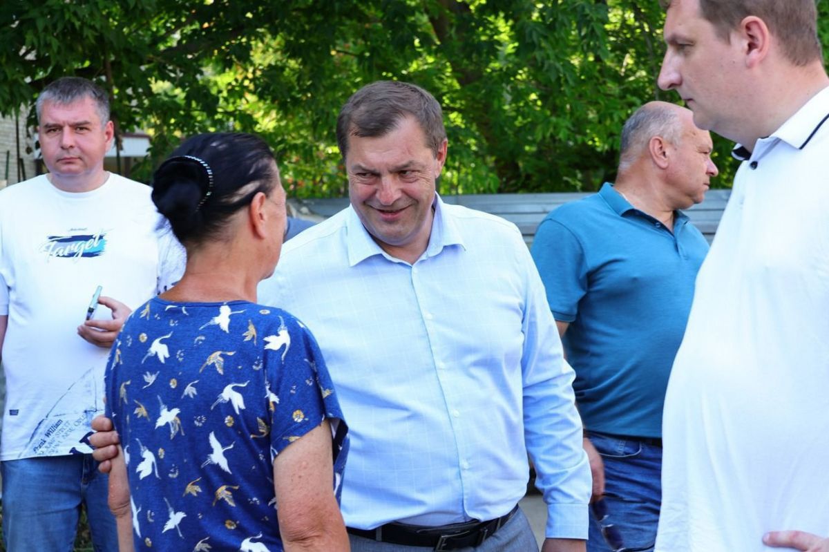 Виталий Артемов поручил проработать вопрос асфальтировки нескольких дорог в Приокском Мэр города Рязани Виталий Артемов провел встречу с жителями частного сектора посёлка Приокский после обращения заявительницы по вопросу благоустройства этой территории. ↗ Прислать новость Подписаться
