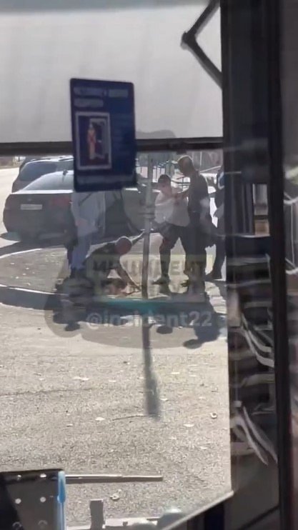 Напавших на водителя автобуса барнаульцев приговорили к реальным срокам Суд рассмотрел уголовное дело троих жителей Барнаула обвиняемых в применении насилия Инцидент произошел 16 сентября 2025 года Молодые люди находясь в автобусе 10 и около него в районе улицы Северо Западной напали на водителя по незначительному поводу На судебном заседании подозреваемые полностью признали вину извинились перед потерпевшим и передали ему деньги в качестве компенсации морального вреда Более того нападавшие просили о прекращении уголовного дела в связи с примирением В результате суд приговорил каждого из фигурантов к реальному лишению свободы на срок от одного года до одного года девяти месяцев Их признали виновными в хулиганстве группой лиц с применением насилия совершенном на транспорте общего пользования Об итогах рассмотрения дела рассказали в пресс службе судов Алтайского края Катунь 24 в MAX