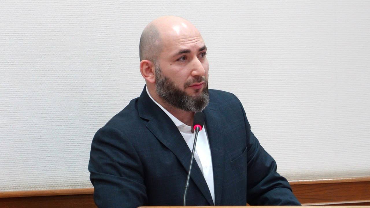 На аппаратном совещании врио начальника Управления муниципального жилищного контроля УМЖК Махачкалы Заур Малачиев отчитался о результатах работы за 2025 год и озвучил ключевые задачи на предстоящий период Жилищный фонд города структура и состояние На учёте в городе состоит 2 366 многоквартирных домов МКД общей площадью 8 8 млн кв м Управлением жилищного фонда занимаются 192 организации 92 управляющие компании и 100 ТСЖ ЖСК и ТСН Подготовка к отопительному сезону и капитальный ремонт В 2025 году плановые подготовительные работы перед отопительным сезоном были выполнены во всех 2 366 домах Проведены опрессовка и промывка систем отопления ремонт кровель подъездов и инженерных сетей заменено 36 теплообменников для горячего водоснабжения Все дома получили паспорта готовности Завершается капитальный ремонт в 86 многоквартирных домах Работы затронули кровли фасады системы электроснабжения отопления водоснабжения водоотведения подвалы а также модернизацию 53 лифтов в 20 домах Планы на 2026 год На 2026 год предварительно запланирован капремонт в 42 МКД с акцентом на лифтовое оборудование 52 лифта в 17 домах системы водоотведения теплоснабжения и кровли Контрольная деятельность и работа с обращениями Из за моратория на плановые проверки УМЖК сосредоточилось на внеплановых мероприятиях по жалобам граждан За ноябрь декабрь через Центр управления городом и ЕДДС поступило 527 обращений по всем приняты меры Активизировано межведомственное взаимодействие За два месяца составлено более 150 материалов по нарушениям жилищного законодательства для сравнения за январь октябрь 136 35 материалов переданы в суд Цифровизация и регистрация прав В систему ГИС ЖКХ внесены данные по 2 309 МКД кадастровые номера указаны для 68 из них 1 610 домов По индивидуальному жилищному строительству ИЖС в систему загружены данные по 25 006 объектам 38 от плана Ведётся работа по исполнению закона о выявлении правообладателей ранее учтённых объектов недвижимости Информация передаётся в Росреестр и фонд капремонта для взыскания задолженностей Основные задачи УМЖК на 2026 год Приведение фасадов подъездов и входных групп МКД в нормативное состояние Актуализация региональной программы капитального ремонта Полное внесение данных по МКД и ИЖС в ГИС ЖКХ Взаимодействие с новой службой МБУ Благоустройство по обслуживанию домов Продолжение работы по выявлению правообладателей ранее учтённых объектов недвижимости Кроме того Заур Малачиев сообщил что по поручению первого заместителя главы города Магомедали Саидова особое внимание уделяется выявлению нарушений связанных с перепланировкой и переустройством в подъездах многоквартирных домов а также в прилегающих к ним пешеходных зонах Мэрия Махачкалы MAX