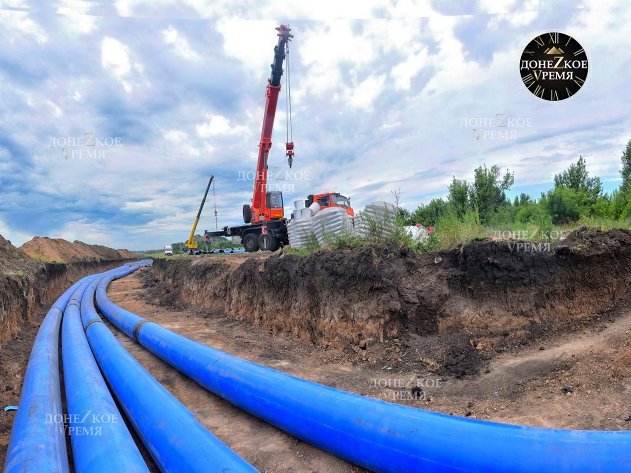 Порыв на водоводе Дон-Донбасс: подача воды в Республику сегодня сокращена на 20%  Аварийные бригады уже работают на месте происшествия. Для ликвидации порыва задействовали 15 человек и пять единиц техники, сообщили в Оперштабе ДНР.  На время ремонтных работ вода в Республику может подаваться нестабильно, сегодня ее подача также сокращена на 20%.  Специалисты прилагают все усилия, чтобы оперативно устранить аварию и запустить водовод. Ориентировочный срок стабилизации водоснабжения — 12 февраля.