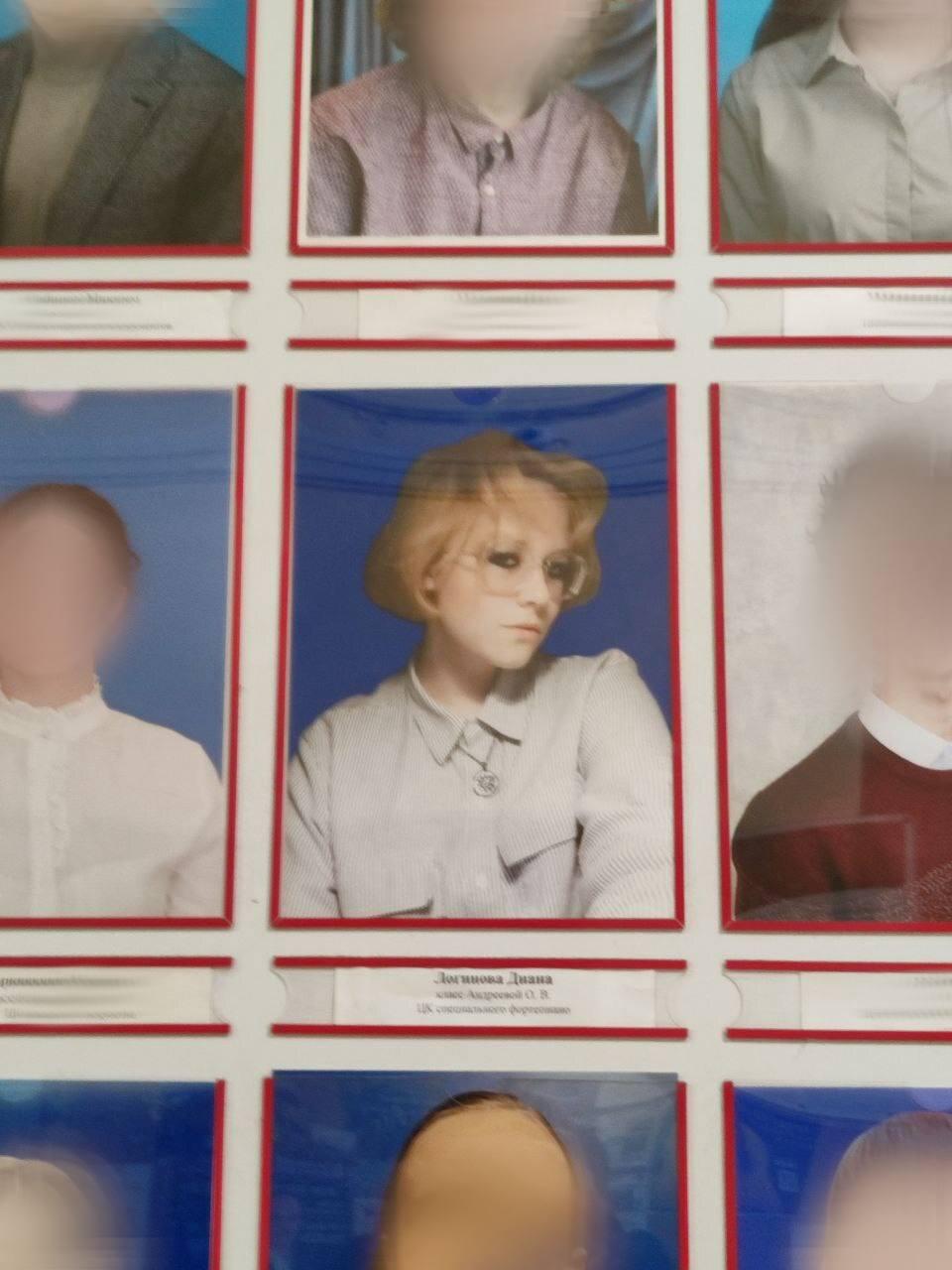 Портрет Наоко вернули на доску почета училища имени Римского Корсакова в Санкт Петербурге Об этом сообщает Эхо со ссылкой на очевидцев Портрет Дианы Логиновой Наоко убирали после того как девушку арестовали Диана учится в училище по классу фортепиано Диана Логинова провела 13 суток в спецприемнике по статье об организации митинга за уличный концерт группы Стоптайм Сегодня ее также оштрафовали на 30 тысяч рублей за дискредитацию армии Сейчас девушка находится в 76 отделении полиции в Санкт Петербурге на нее составляют новый протокол По информации Дождя девушку оставляют на ночь в полиции Вечером 27 октября на выходе из спецприемника задержали гитариста группы Стоптайм Александра Орлова На него составили еще один протокол о нарушении общественного порядка при организации массового пребывания граждан Барабанщик группы барабанщик Владислав Леонтьев остается в спецприемнике он должен выйти на свободу сегодня вечером Фото Эхо Подпишитесь на Telegram Дождя