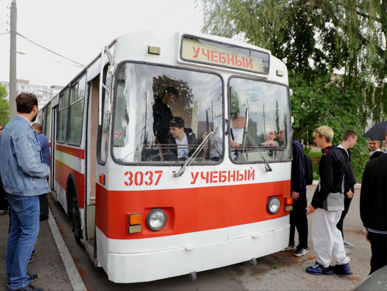 В Самаре с 1 июля увеличат зарплаты работникам ТТУ на 15% Об этом сообщил в своем тг-канале мэр областной столицы Иван Носков. «Обновляем не только подвижной состав Трамвайно-троллейбусного управления Самары, но и условия работы для сотрудников. На 15% с 1 июля увеличивается оклад всем работникам предприятия, и плюс напоминаю про дополнительные меры поддержки для тех, кто устраивается на работу в ТТУ Самары», — рассказал Иван Носков. тг-канал Иван Носков