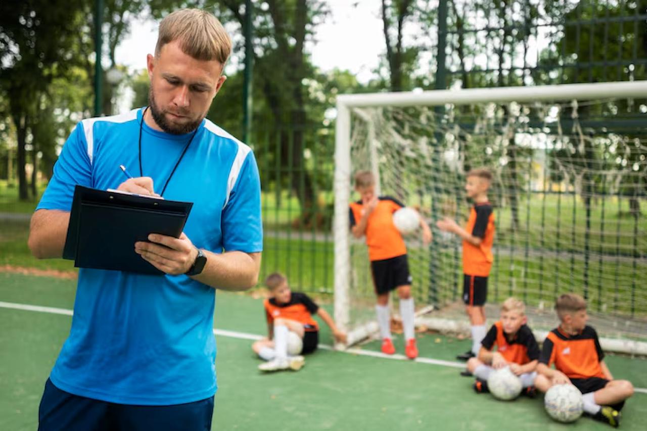 Путин поручил Минспорту продумать систему сертификации детских тренеров в РФ Президент России Владимир Путин дал поручение Министерству спорта РФ разработать систему сертификации и подтверждения квалификации тренеров работающих с детьми Об этом глава государства заявил на заседании Совета по развитию физической культуры и спорта Также он сообщил о необходимости усиления контроля за качеством работы тренеров работающих с детьми По мнению президента родители должны быть уверены в профессионализме специалистов которым они доверяют своих детей Кроме того глава государства поддержал инициативу нормативно закрепить роль и статус первого тренера спортсменов По словам Путина такое решение справедливо и должно предусматривать систему поощрения наставников nedetskiyfootball