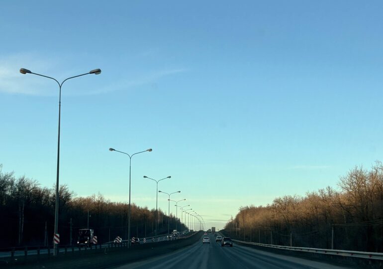 На трассе М 5 в Самарской области скоро будут ограничения движения С 28 по 30 октября на 960 м километре трассы возле Жигулёвска будут ремонтировать железнодорожный переезд В это время временно перекроют одну полосу и введут реверсивное движение Ограничения будут действовать только по ночам с 21 00 28 октября до 05 00 29 октября с 21 00 29 октября до 05 00 30 октября Планируйте свои поездки с учётом этой информации чтобы не попасть в пробку Самара ГИС Подписаться Написать нам