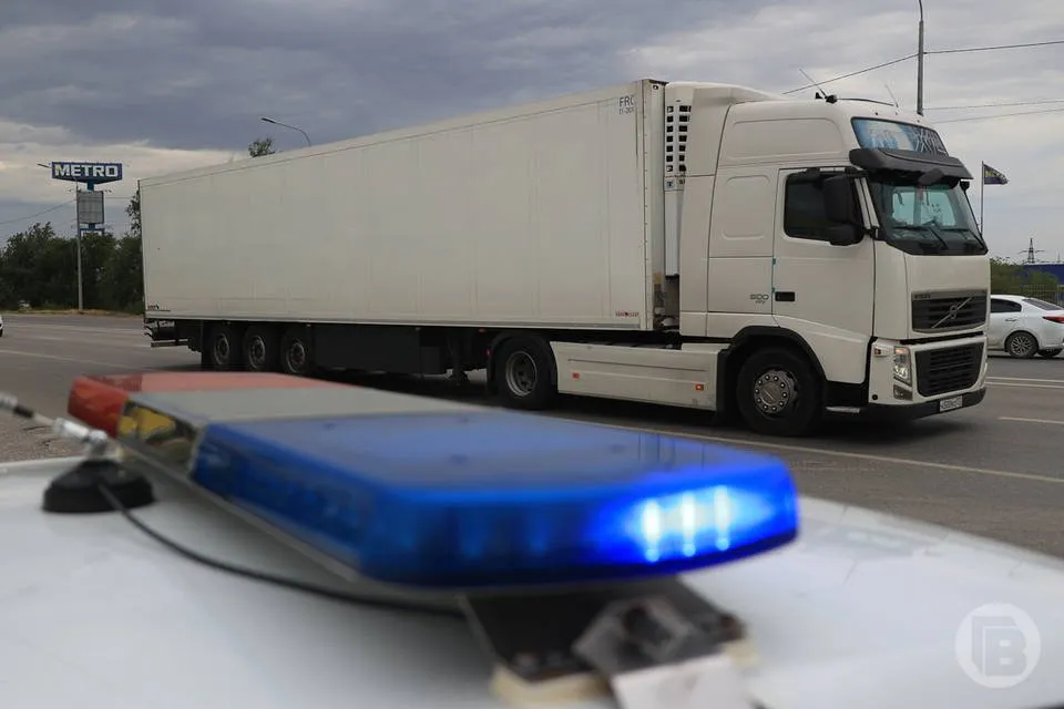 Движение большегрузов ограничат по региональным и межмуниципальным дорогам Волгоградской области с 20 мая по 31 августа сообщает облкомдортранс Уточняется что ограничение будет действовать с 10 до 22 часов при дневной температуре свыше 32 C Мера направлена на защиту дорог от повреждений и повышение безопасности на дорогах