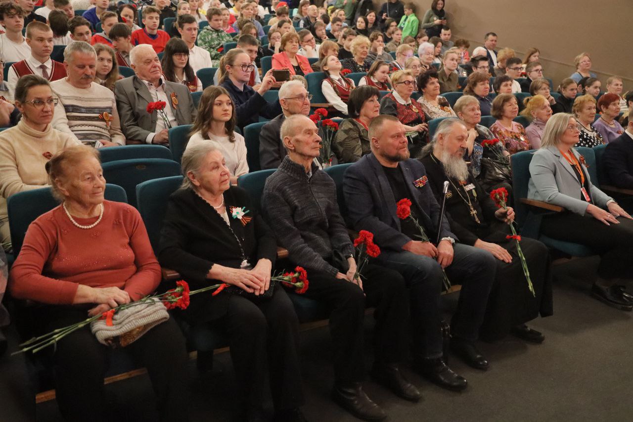 В «Театральном ковчеге в Дубраве» состоялось открытие первого молодёжного военно-патриотического фестиваля «Наследники победителей», посвящённого 80-летию Великой Победы. Масштабный праздник вместе с театром подготовили депутаты Совета округа, администрация, объединение «Плацдарм», ОМОН «Пересвет» и не только. В программе фестиваля — концерт, мастер-классы и выставка вооружения времен Второй Мировой войны. Заместитель главы Сергиево-Посадского округа, начальник управления образования Ольга Дударева, обращаясь к присутствующим ветеранам Великой Отечественной и Специальной военной операции, отметила, что именно им в эти дни мы адресуем особые слова благодарности. В округе сегодня живёт всего 9 участников тех страшных событий, которые завоевали Победу 80 лет назад. И сегодня в зоне Специальной военной операции наши ребята вновь борются за мирное небо над головой. Глава округа Оксана Ероханова не смогла пропустить это событие, заехала поздравить ветеранов с наступающим 9 Мая. Также со словами благодарности за их подвиг к ветеранам обратился депутат окружного Совета Алексей Деяк. Он также отметил, что военно-патриотический фестиваль должен стать одним из элементов воспитаний у молодежи чувства любви к своей стране и уважения к подвигу предков. Депутат окружного Совета депутатов Андрей Саакян, пользуясь случаем, поздравил присутствующих с наступающим Днём Победы. Он отметил неравнодушных жителей и предпринимателей за помощь в организации фестиваля. А участникам фестиваля, представляющим пять школ округа, пожелал успехов и победы. Команды продемонстрировали слаженность, силу и ловкость в военно-патриотической игре «Зарница», проявили сообразительность и знания в квизе по истории войны, а свой актёрский талант они проявили в конкурсе художественного чтения стихов о Победе. Кроме того, участников фестиваля ждала премьера спектакля «Двое из десяти миллионов». Планируется, что подобные фестиваль будет проходить регулярно.