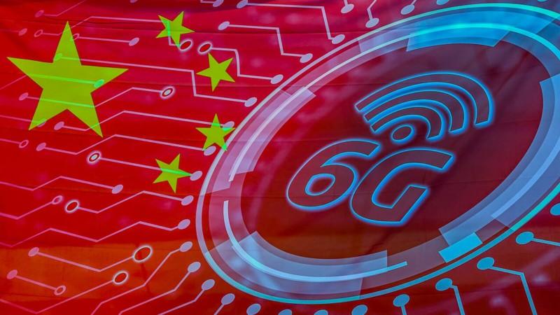 Впервые в мире запущена сеть 6G.  В Китае протестировали экспериментальную сеть 6G. Передача 50 Гбайт данных заняла всего 1,5 секунды.  Скорость достигла 280 Гбит/с — это в 14 раз быстрее теоретического предела 5G. Тест проводился China Mobile на 10 базовых станциях в рамках исследований, без коммерческого запуска.  Компания инвестировала в разработку 6G свыше $5,4 млрд и уже участвует в 4 ключевых нацпроектах.