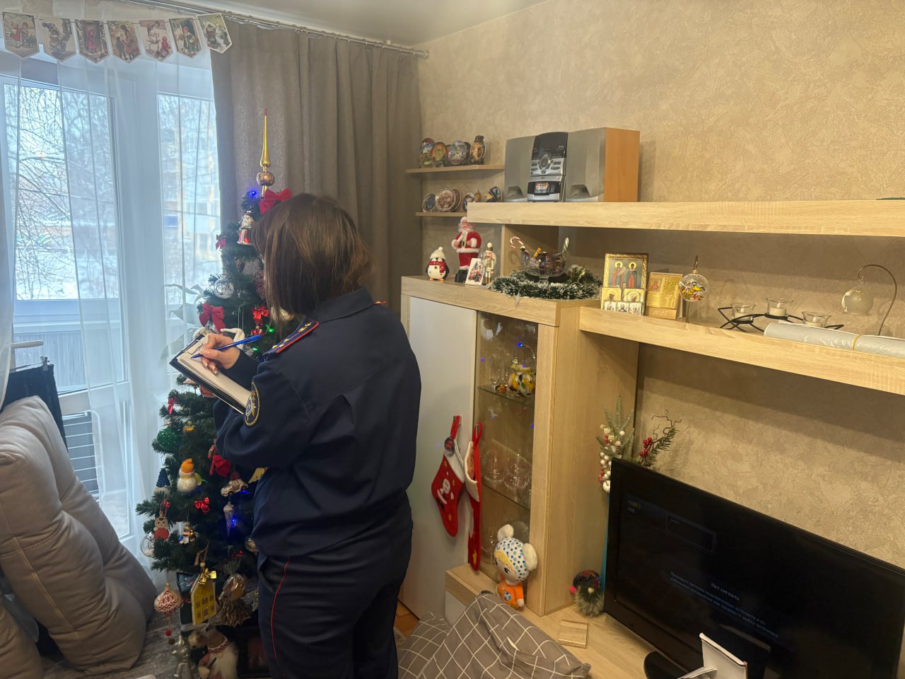 В Самаре возбуждено уголовное дело по факту смерти трех местных жителей 29 декабря в квартире жилого дома расположенного в Железнодорожном районе города Самары обнаружены тела супругов и их 28 летней дочери без признаков жизни По данному факту Ленинским межрайонным следственным отделом СУ СК России по Самарской области возбуждено уголовное дело по признакам состава преступления предусмотренного ч 3 ст 238 УК РФ выполнение работ или оказание услуг не отвечающих требованиям безопасности повлекшие по неосторожности смерть двух или более лиц По предварительным данным смерть потерпевших наступила от острого отравления окисью углерода в результате ненадлежащей работы газовой системы В настоящее время следователем произведен осмотр места происшествия назначены все необходимые первоначальные судебные экспертизы Проводятся следственные действия направленные на установление всех обстоятельства произошедшего и причины ему предшествующих Подписывайтесь на Следком Самара в MAX