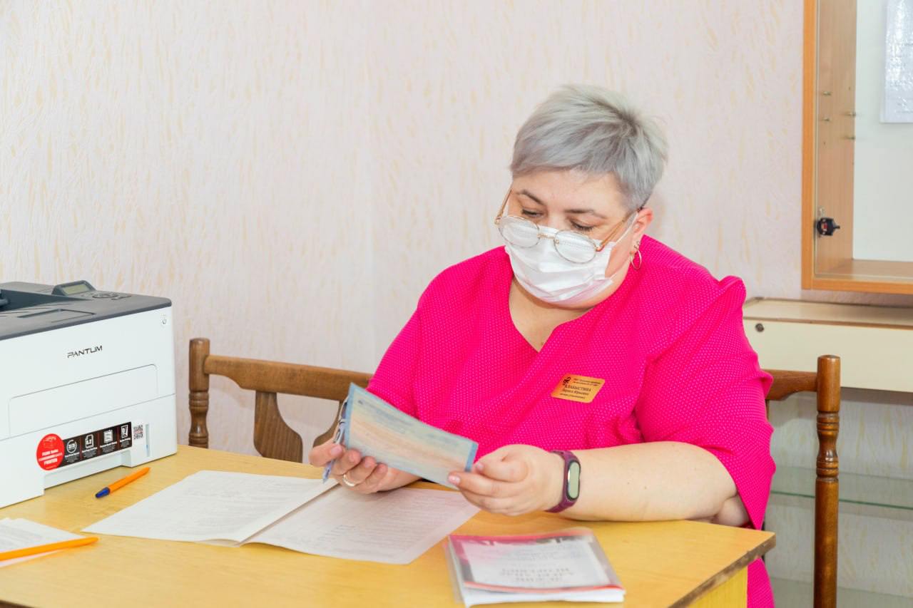 Около девяти тыс. человек прошли диспансеризацию в Луганской городской поликлинике № 11 с начала 2025 года. Об этом ЛИЦ сообщила главный врач медицинского учреждения Наталия Гальченко.   Диспансеризация состоит из двух этапов. На первом — врачи проводят профилактический медосмотр: измеряют рост, вес, окружность талии и вычисляют индекс массы тела пациента. В ходе второго этапа — направляют больных к профильным специалистам для дальнейшего лечения. Обследование зачастую не занимает больше одного дня.   Благодаря диспансеризации с начала 2025 года врачи Луганской поликлиники № 11 выявили около 30 случаев онкологических заболеваний на ранней стадии и нашли сердечно-сосудистые заболевания у 200 человек. Также специалисты диагностировали сахарный диабет у 25 жителей города.