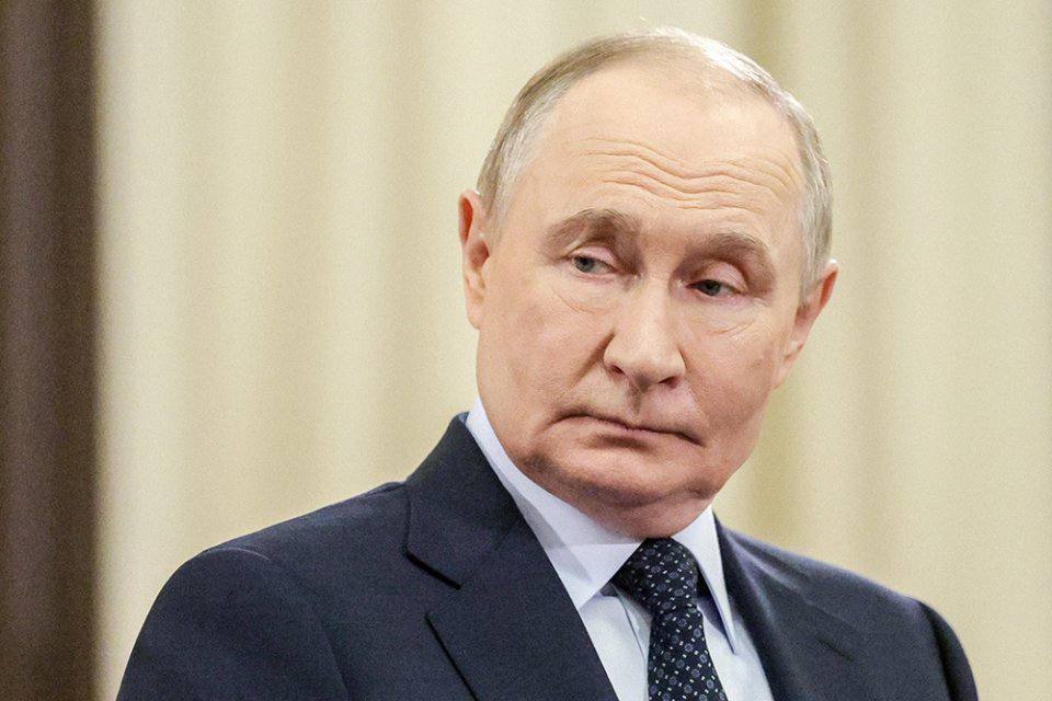 Владимир Путин прибыл с рабочей поездкой в Пермский край Глава государства планирует посетить Мотовилихинские заводы Это крупная машиностроительная компания которая находится в Перми одно из старейших действующих предприятий страны Сегодня в России отмечается День оружейника Мотовилихинские заводы один из крупнейших в стране производителей артиллерийских систем Подписаться на Российскую газету в Читать нас в MAX