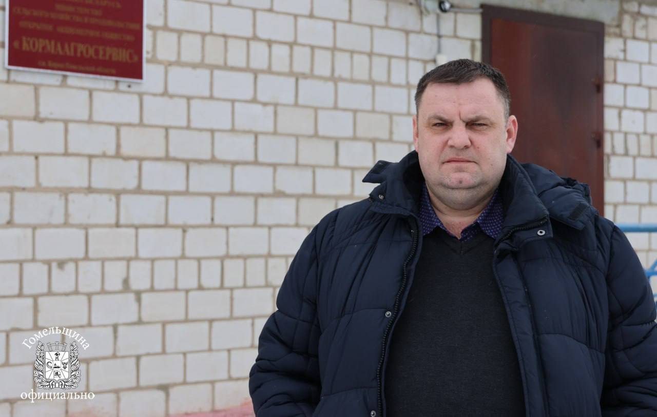 В Кормянском районе процент готовности сельскохозяйственной техники весеннего назначения на данный момент составляет 70 До 1 марта нужно отремонтировать 352 единицы К весенним полевым работам машины хозяйства готовят собственными силами более сложный ремонт выполняют силами областного агросервиса Для подготовки техники в срок необходимо производить ремонт не менее 24 единиц в неделю До 1 марта нам остается отремонтировать еще около ста единиц Работы выполняем за счет собственных средств и областного финансирования Будем добиваться запланированного показателя в 95 в установленные руководством области сроки подчеркнул первый заместитель председателя начальник управления сельского хозяйства и продовольствия Кормянского райисполкома Дмитрий Ласицкий