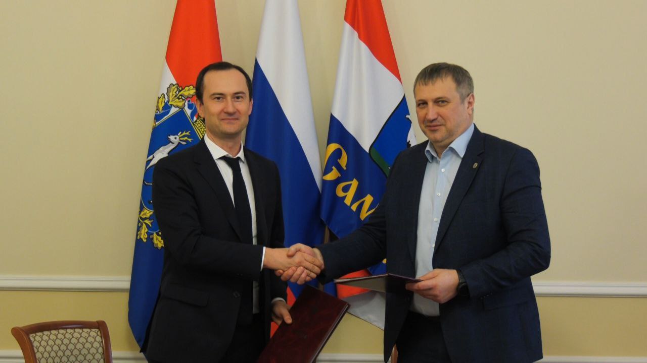 Власти Самары подписали соглашение о сотрудничестве с банком ДОМ РФ Это сотрудничество в перспективе позволит реализовать важные инфраструктурные проекты по созданию новых соцобъектов реставрации ОКН развития индустриальных парков и многого другого Мы заинтересованы в сотрудничестве с надежными партнерами которые позволят нам развивать город и создавать комфортные условия для жизни написал глава Самары Иван Носков в своем тг канале Сейчас с кредитной поддержкой банка в Самаре строят 15 новых домов Также банк кредитует региональные предприятия в сфере металлургии торговли и др Подпишись на truekpru63 Мы в MAX