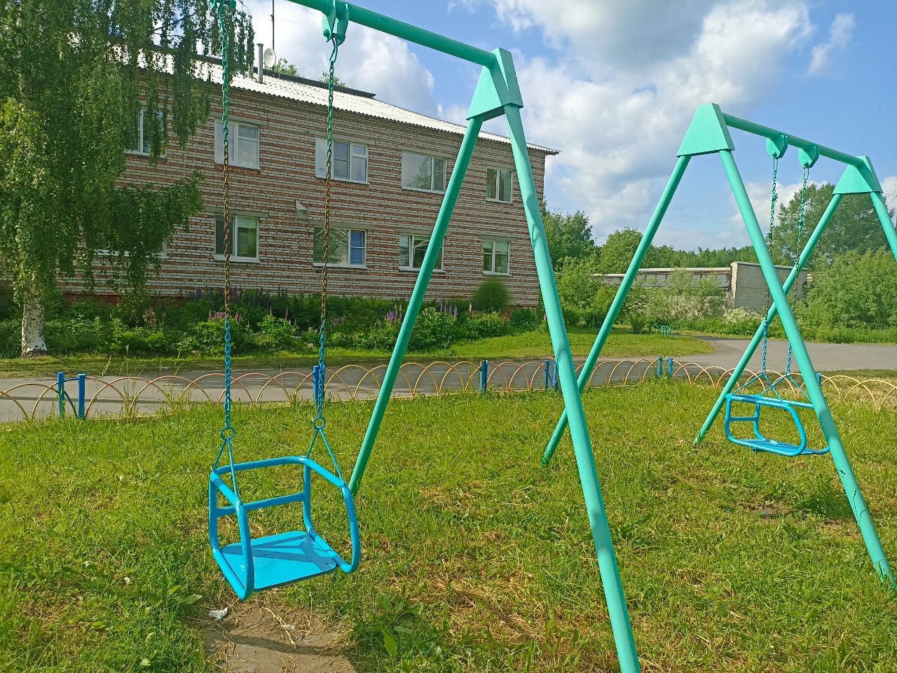 По требованию Приморской межрайонной прокуратуры детская площадка приведена в нормативное состояние Приморской межрайонной прокуратурой в ходе надзорных мероприятий установлено, что детская площадка, расположенная в пос. Беломорье, не соответствует требованиям Национальных стандартов Российской Федерации ГОСТ Р 52301-2013, ГОСТ Р 52169-2012, технического регламента ЕАЭС 042/2017. Установлено, что Лисестровском территориальным управлением местной администрации обязанности по содержанию детской площадки исполняются ненадлежащим образом. На конструкциях качелей выявлены следы коррозии, на деревянных сидениях качелей – повреждения, в зоне приземления при спуске с горки – отсутствие ударопоглощающего покрытия, в песочнице – отсутствие наполнителя песок , что создает угрозу безопасности жизни и здоровью несовершеннолетних. В связи с этим в администрацию муниципального образования внесено представление об устранении выявленных нарушений, по результатам рассмотрения которого виновное должностное лицо органа местного самоуправления привлечено к дисциплинарной ответственности, проведены мероприятия по наполнению песочницы, удалению коррозии и антикоррозийной обработке металлических конструкций, ремонту сидений на качелях, обеспечено наличие ударопоглащающего покрытия при спуске с горки.
