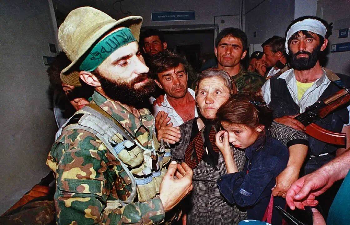 В этот день в 1995 году произошёл теракт в Будённовске. Группа ичкерийских боевиков численностью 195 человек захватила в заложники более 1200 жителей города, которых согнали в районную больницу № 2. В результате теракта погибли 129 человек в том числе 18 работников милиции и 17 военнослужащих , 415 были ранены. Данные события привели к подписанию позорного Хасавюртского мира аналог «Минска» благодаря политической импотенции действующего руководства страны.