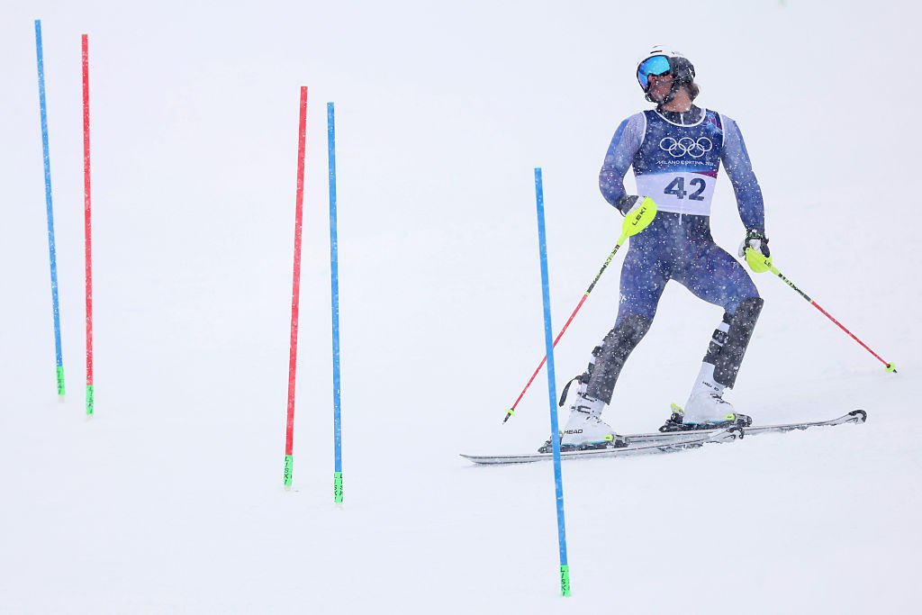 Российский горнолыжник не смог финишировать в слаломе на Олимпиаде Семен Ефимов не смог финишировать в первой попытке в слаломе на Олимпийских играх в Италии Заезды прошли в условиях сильного снегопада не смогли финишировать около 20 спортсменов из 30 в элитной группе 11 в том числе выступающий за Бразилию чемпион Игр 2026 в гигантском слаломе Лукас Пиньейро Бротен который упал во время прохождения трассы Лидером в первой попытке идет вице чемпион мира 2025 года в этой дисциплине норвежец Атле Ли Макграт Getty Images Подписаться на РБК Спорт