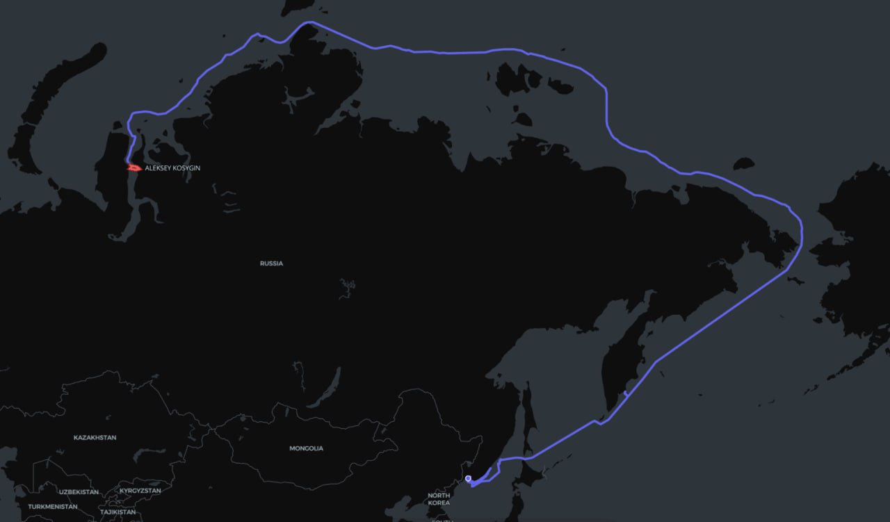Алексей Косыгин прибыл в Обскую губу Новый газовоз закончил свой первый рейс по СевМорПути и прибыл к терминалу Арктик СПГ 2 для загрузки сжиженного природного газа С появлением судна флот который обслуживает площадку НОВАТЭКа вырос до 10 вымпелов два из которых Алексей Косыгин и Кристов де Маржери относятся к ледовому классу Arc7 поэтому могут спокойно плавать по Обской губе даже зимой Оба газовоза вероятнее всего будут заниматься доставкой СПГ в плавучее хранилище Саам ПХГ откуда его могут забрать газовозы без ледового класса Кстати первая экспортная партия сжиженного природного газа в этом году уже доплыла до покупателей в Китае доставку совершило судно с собственном именем Буран который как раз не смог из за льда пробиться к Арктик СПГ 2   Нефтебаза