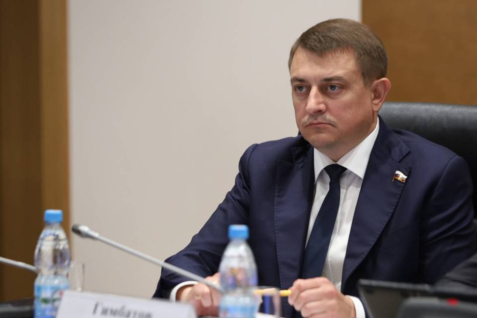 Волгоградские политики инициировали закон о гуманном обращении с животными Документ имеет очень большую социальную значимость. Депутаты Государственной Думы ФС РФ от Волгоградской области Андрей Гимбатов и Виталий Лихачев выступили авторами проекта регионального закона, устанавливающего гуманные стандарты обращения с бездомными животными. Нардеп Андрей Гимбатов отмечает: документ имеет огромную социальную значимость, он является базовым нормативным актом, на основе которого будет продолжено совершенствование законодательства в этой сфере. - Важно, что Волгоградская область оперативно воспользовалась правом, предоставленным ей, как и всем субъектам РФ, самостоятельно устанавливать порядок осуществления деятельности в этой сфере, - комментирует политик. Законопроект предусматривает обеспечение безопасности и законных интересов граждан, в первую очередь детей, поскольку призван оградить их от агрессивных животных. В то же время он гарантирует гуманное отношение к животным, их содержанию.