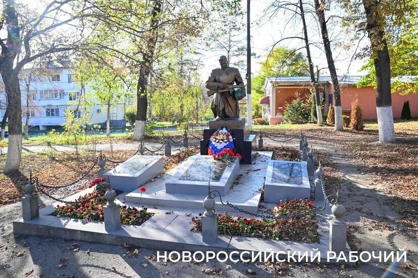 В Новороссийске доступ к братской могиле советских воинов останется открытым во время строительства школы в поселке Верхнебаканском, заявил глава города Андрей Кравченко.   Местные жители предпочли бы сохранить парк с памятником, где похоронен Герой Советского Союза Унан Аветисян.   Для новой школы был выделен участок с учетом парковой зоны, что потребовало временного перекрытия территории, но после завершения работ доступ к объектам культурного наследия будет восстановлен. Кравченко пообещал встретиться с жителями для поиска компромисса.    novorab_official  Подписаться   Честное Пенсионерское