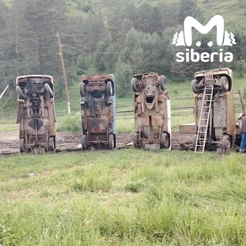 Стоунхендж из машин строят на Алтае. Директор новосибирского музея "Галерея времени" Владимир Курдюмов рассказал, что пока на полянке 24 авто. Планируют поставить больше 50. Среди них есть "Запорожец ушастый" "ЗАЗ-968" , "Запорожец горбатый" "ЗАЗ-965" и "ГАЗ-М18". Одни в соцсетях восприняли проект с юмором, другим не понравилось, что природу портят старыми железяками.