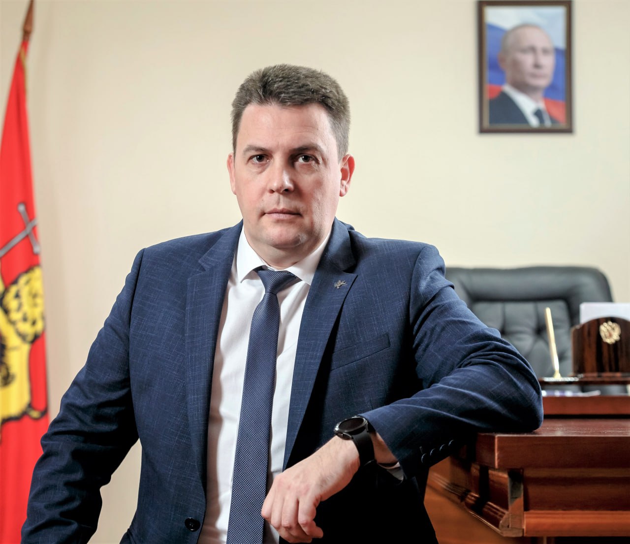 ФСБ задержала главу г Владимира Дмитрия Наумова сообщают региональная редакция Вести Он руководит городом с 2022 г Предварительно это может быть связано с делом ОПГ которую обвиняют в мошенничестве при проведении похорон на местном кладбище Подпишись МИГ в МАX ловит даже на парковке