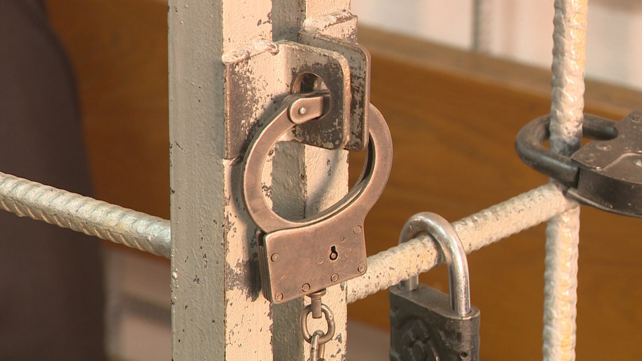 К девяти годам колонии строгого режима приговорили мужчину за ограбление пенсионера в Городищенском районе 5 августа 2025 года он тайно похитил у 88 летнего мужчины 30 тысяч рублей из кошелька Затем 4 сентября после отказа занять денег он вломился к нему в дом и начал душить потерпевшего подушкой Испуганный пенсионер рассказал где хранятся 150 тысяч рублей Помимо них фигурант прихватил с собой банковскую карту Приговор не вступил в законную силу и может быть обжалован сообщает прокуратура региона Подписаться Перейти на сайт MAX