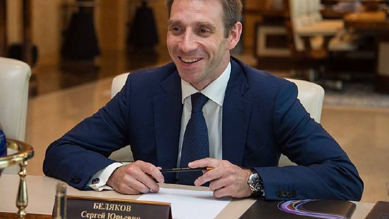 В файлах Эпштейна обнаружили письмо приписываемое Сергею Белякову экс замминистра экономического развития России и нынешнему президенту Национальной ассоциации негосударственных пенсионных фондов Прошу об одолжении Тут появилась одна русская из Москвы которая пытается шантажировать группу серьезных нью йоркских бизнесменов Это нехорошая ситуация для всех кто имеет к ней отношение Она прилетела в Нью Йорк в ту субботу и остановилась в Four Seasons на 57 й улице Предложения Также в переписке Эпштейна со совладельцем клуба New York Giants Стивом Тишем обсуждались женщины которых он называл россиянками и украинками В одном письме Тиш интересуется Ukrainian girl с которой обедал Эпштейн описывает её как забавную но не всегда говорящую правду Также фигурируют обезличенные женские паспорта России Украины Латвии и Чехии