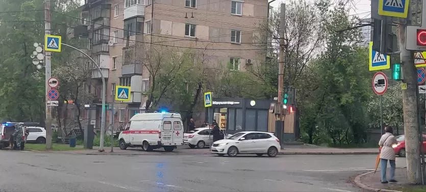 Челябинец с пистолетом решился ограбить продуктовый павильон в центре города В Центральном районе Челябинска на Сони Кривой около 19 часов вчера, 11 мая, мужчина зашел в продуктовый павильон и, угрожая пистолетом, стал вымогать у продавца выручку. Как рассказали в пресс-службе ГУ МВД России по Челябинской области, получив отказ и испугавшись покупателя, зашедшего в помещение киоска, грабитель скрылся с места происшествия. «К установлению и задержанию подозреваемого подключились оперативники городского УМВД. Раскрытие преступления было поставлено на контроль руководством челябинской полиции. Злоумышленника удалось задержать в течение полутора часов по горячим следам», – отметили в областной полиции. Мужчину задержали по месту проживания. Злоумышленником оказался 39-летний челябинец с пневматическим пистолетом. Оружие у него изъяли. Проводятся дальнейшие мероприятия, направленные на сбор и закрепление доказательственной базы. Решается вопрос о возбуждении уголовного дела. URALPRESS.RU