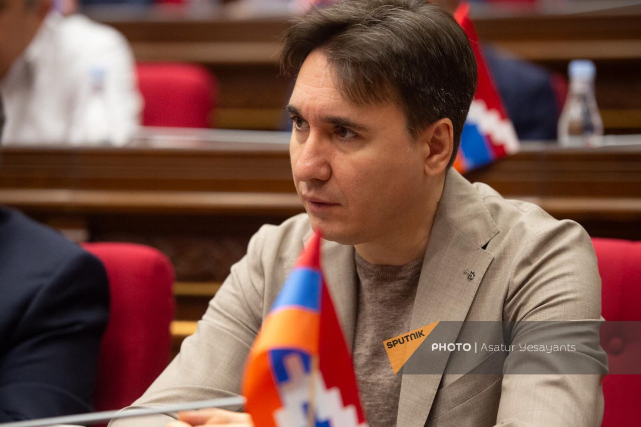 Дело против бывшего вице-премьера Армении передадут в суд: он обвиняется в отмывании денег на сумму более $12 млн  Производство было возбуждено еще в мае 2021 года. По материалам дела, политик скупил 39 единиц недвижимости на незаконно добытые средства, записав жилье на имя своих родственников. Кроме того, на имя своих родных Геворкян зарегистрировал 10 единиц недвижимости в Чехии на общую сумму $920 тыс.  Геворкян также проходит фигурантом по делу о взятке, согласно которому его и второго президента РА Роберта Кочаряна обвиняют в получении крупной суммы от предпринимательницы Сильвы Амбарцумян.