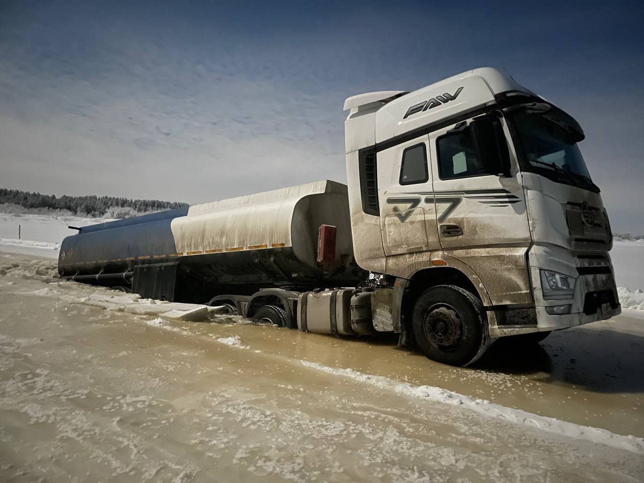 В Мезенском округе ледовая переправа не выдержала веса грузовика бензовоза с полуприцепом машина частично ушла под лед Случай произошел на переправе через Мезень у деревни Кимжа Сейчас проезд закрыт лед будут укреплять в течение суток Фото Архангельскавтодор