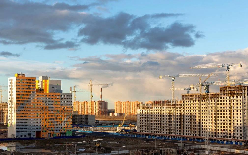 Покупки новостроек в рассрочку резко упали в чем причины Рассрочка на которую еще весной приходилось до 70 продаж на рынке новостроек Москвы перестает быть массовым инструментом а становится точечным и целевым Сроки рассрочки тоже сокращаются и беспроцентных вариантов становится меньше Больше не массовая По данным CORE XP летом рассрочка использовалась в 30 сделок к октябрю уже в 19 20 По оценкам Инком Недвижимости доля сделок с рассрочкой с новостройками сократилась с 75 в первом квартале до 50 55 во третьем квартале В Метриум с 40 до 35 Сокращение продаж в рассрочку отмечают сами застройщики По оценкам группы Самолет доля сделок с использованием рассрочки на рынке новостроек Москвы снизилась с 22 3 летом до 13 7 Причины снижения доли рассрочек 1 Корректировка финансовой стратегии девелоперов и фокус на вовлечение клиентов в программы субсидированной ипотеки 2 Постепенное снижение ставок по рыночной ипотеке и отмена дополнительных комиссий по семейной ипотеке 3 Ужесточение подходов застройщиков к выдаче рассрочки и требований банков 4 Повышение осознанности самих клиентов Рассрочки становятся короче Сейчас наибольший спрос на рассрочку до ввода дома в эксплуатацию 1 2 года В группе Самолет срок сократили с трёх до двух лет Подробнее о том почему застройщики стали реже продавать новостройки в рассрочку читайте в материале РБК Недвижимости новостройка Фото ALEXANDER V EVSTAFYEV Shutterstock FOTODOM Читать РБК Недвижимость в Telegram