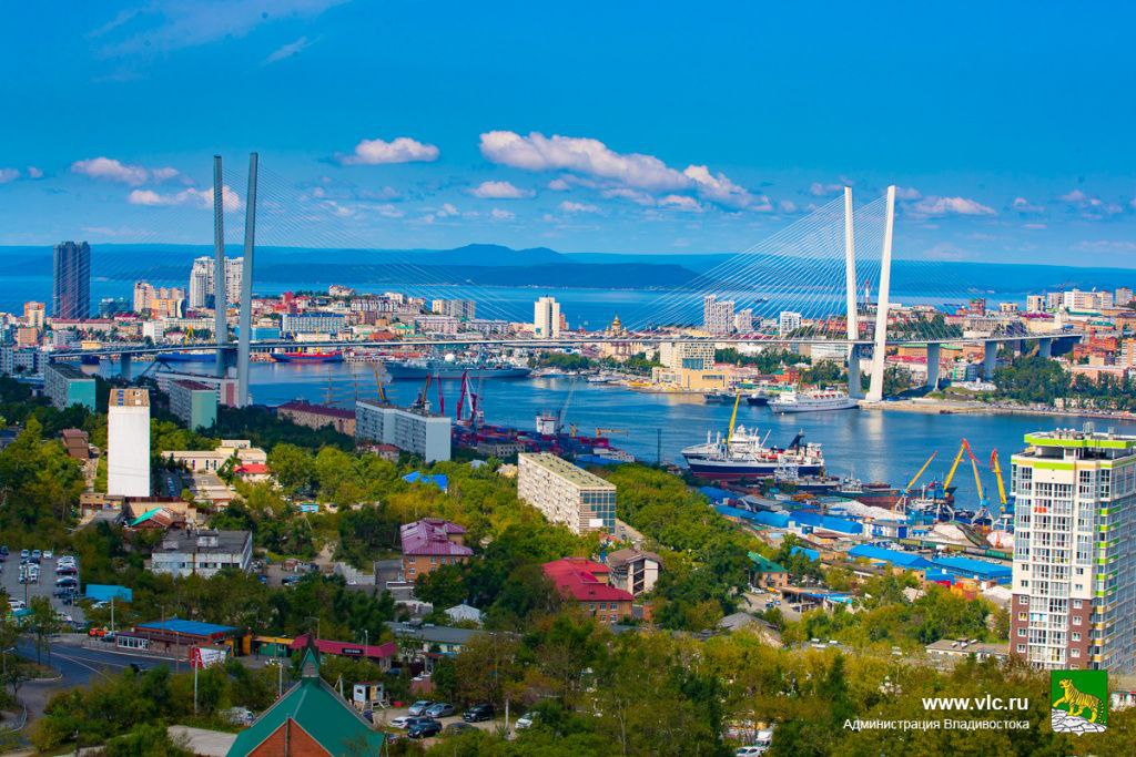 В Советском районе Владивостока появились 14 новых улиц и переулков.     Рядом с улицей Пришвина теперь есть улица Крапивина, названная в честь детского писателя.    Возле улицы Ровной появилось семь новых названий, включая улицы Ближнюю, Фарватерную и Багряную.     В районе Перевальной в посёлке Трудовое добавились переулки Кузнечный и Ладный.     У Артековской появились улица Приливная и переулок Бризовый.    Рядом с Аметистовой — улица Ониксовая.     Как рассказали в администрации города, решения о наименовании принимает специальная комиссия, в которую входят представители мэрии, музеев и архивов.