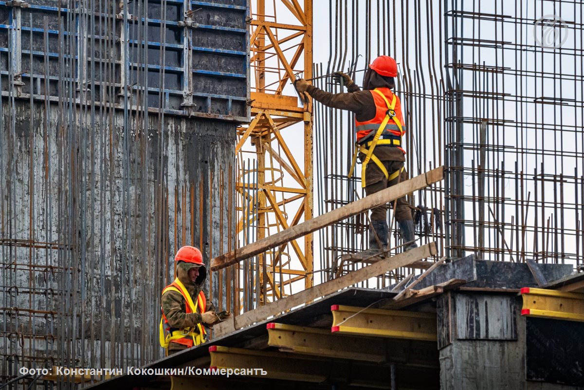 По итогам первой половины 2025 года объем выплат по страхованию строительно монтажных рисков вырос почти в три раза и достиг 8 2 млрд руб Это связано с крупными страховыми случаями прежних лет а также возмещением финансовых убытков из за задержек строительства Эксперты ожидают дальнейшего роста выплат в ближайший год что может повлечь за собой увеличение тарифов и ужесточение условий для клиентов Для поддержания прежних финансовых параметров этого вида страхования страховщикам необходимо будет произвести актуарное обновление с возможностью корректировки тарифов для нивелирования растущего уровня убыточности Ъузнал