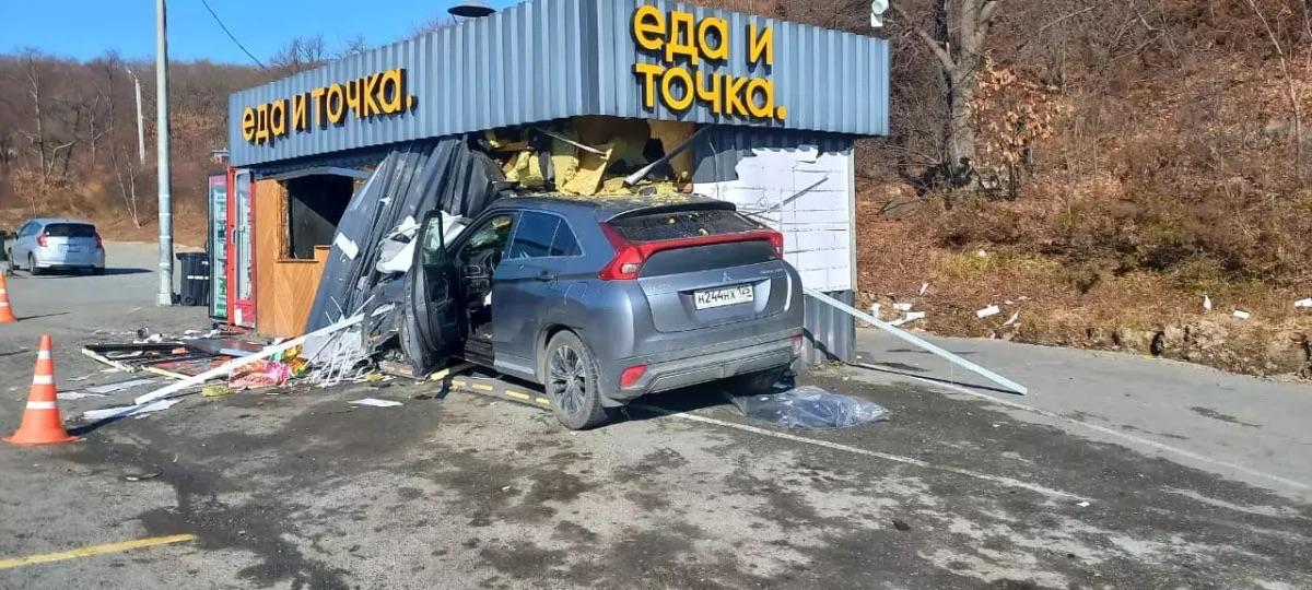 Прокуратура Приморского края выявила 9 незаконно размещенных пит стопов во Владивостоке и пригороде а проверки Роспотребнадзора показали многочисленные нарушения санитарно эпидемиологических требований в придорожных кафе В пресс службе надзорного органа упоминают точки на улицах Некрасовская Катерная Маковского Тобольская во Владивостоке на о Русском и на улице Штурма пос Де Фриз Масштабные проверки точек быстрого питания начались после смертельного ДТП на улице Катерной в результате которого погибла сотрудница кафе Еда и точка РБК Восток в Telegram и MAX