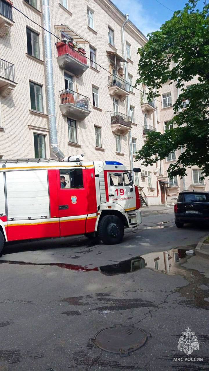 Пожар на проспекте Стачек, 32 обошёлся без жертв — из горящей квартиры спасены три человека, ещё восемь эвакуированы  Возгорание началось в ванной и заняло всего 3 квадрата, но действовать пришлось быстро: огонь ликвидировали за 11 минут.  Причину теперь выясняют дознаватели, а жильцы приходят в себя.   Спасибо пожарным, настоящие герои!    Флэш Питер - подписаться