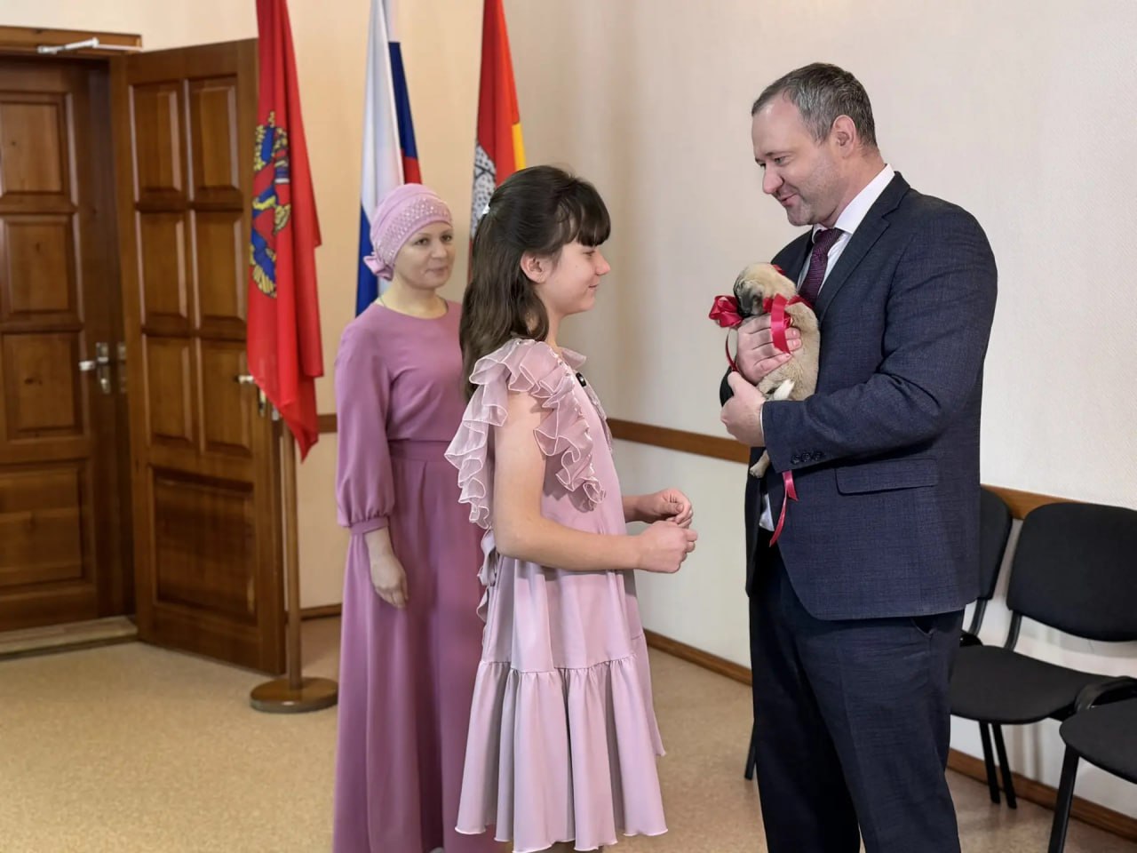 11 летняя школьница Маша из посёлка Ойский в Ермаковском МО Красноярского края получила подарок на Новый год от президента России Владимира Путина Девочка тайно отправила письмо в приёмную главы государства в Москву в котором призналась в любви к собакам и попросила подарить ей щенка мопса Подарок от президента школьнице передал глава муниципального округа Роман Куйчик Полученного щенка девочка назвала Голди Оставить обращение   Мы в MAX