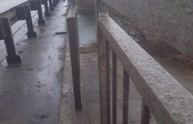 Мост через реку Ворона на 16 м километре федеральной автомобильной дороги А 298 временно закрыт для всех видов транспорта Ограничение движения было введено 15 ноября после сигнала о смещении металлического пролета сооружения Власти на местах оперативно взяли ситуацию под контроль В Уметском округе а также в девяти населенных пунктах Кирсановского округа ввели режим повышенной готовности В муниципалитетах синхронизировали работу всех служб Основной лейтмотив принимаемых мер минимизация неудобств для жителей Обратился к руководителю Росавтодора Роману Новикову с просьбой о возможности ускорить ремонтные работы Но даже в этом случае они могут занять до двух месяцев На это время проработаем всю логистику чтобы уменьшить неудобства для жителей в первую очередь Уметского и Кирсановского округов Завтра проведу совещание с участием глав муниципалитетов и профильных министров написал в соцсетях Евгений Первышов Фото Госавтоинспекция Тамбовской области Наши новости в МАХ