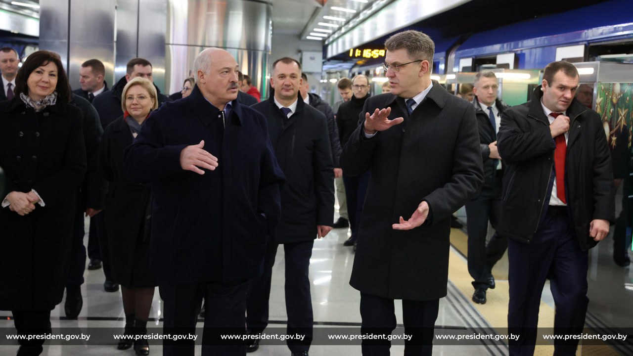 Александр Лукашенко принял участие в торжественном открытии нового участка Минского метрополитена  Президент Беларуси Александр Лукашенко принял участие в торжественном открытии нового участка третьей линии Минского метрополитена. Это станции «Аэродромная», «Неморшанский Сад», «Слуцкий Гостинец».  Новый участок метро проходит через жилой комплекс «Минск-Мир». Это отличный новогодний подарок от государства столичным жителям, да и всем гостям Минска, ведь теперь передвигаться по мегаполису станет еще проще и быстрее.   Напомним, на третьей линии уже функционируют четыре станции – «Ковальская Слобода», «Вокзальная», «Площадь Франтишка Богушевича», «Юбилейная площадь». Они были открыты 7 ноября 2020 года.