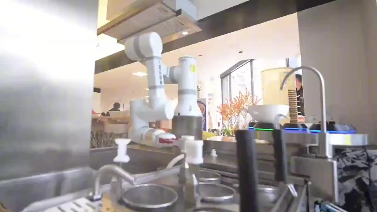 В Ханчжоу открылся первый роботизированный ресторан с демократичными ценами